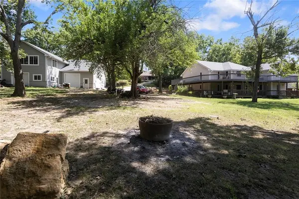 8010 Rock Creek DR, Ozawkie, KS 66070