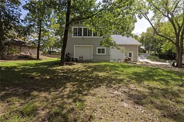 8010 Rock Creek DR, Ozawkie, KS 66070