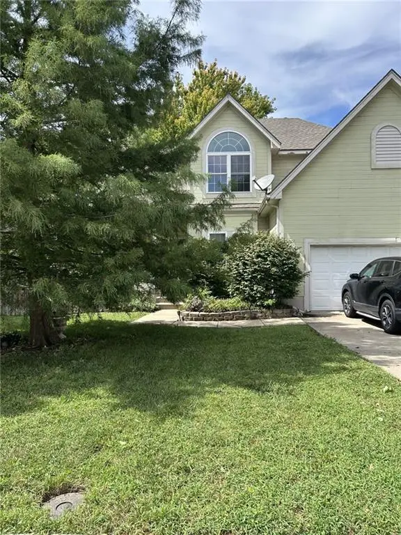 978 E Pineview ST, Olathe, KS 66061
