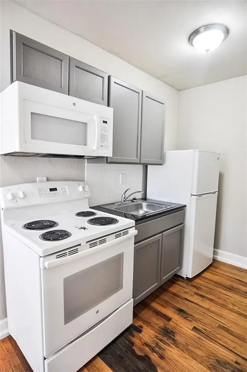 3734 Warwick BLVD, Kansas City, MO 64111