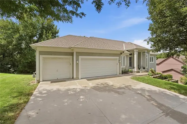 7650 Forest Park DR, Shawnee, KS 66217