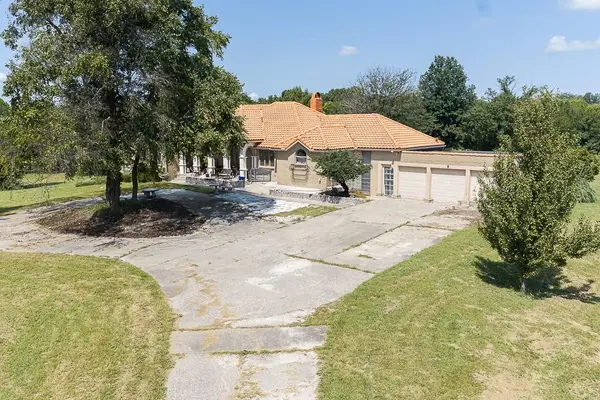 20100 Evans RD, Tonganoxie, KS 66086