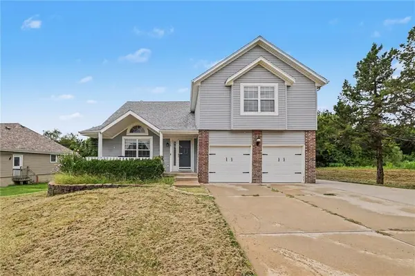 226 N Sunset LN, Raymore, MO 64083
