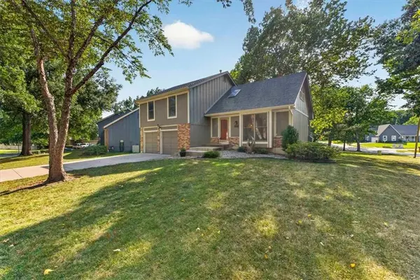 9002 SWARNER DR, Lenexa, KS 66219