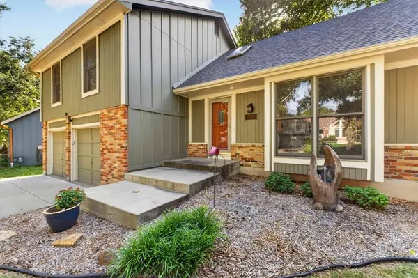 9002 SWARNER DR, Lenexa, KS 66219