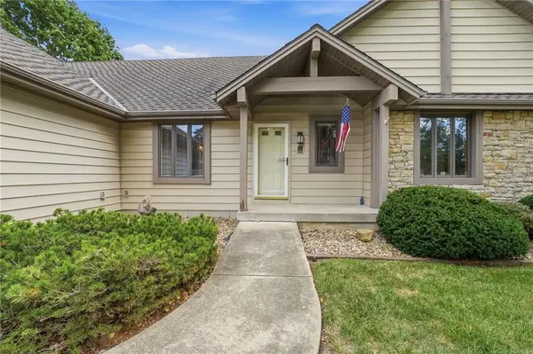 1633 NE Thames DR, Lee's Summit, MO 64086