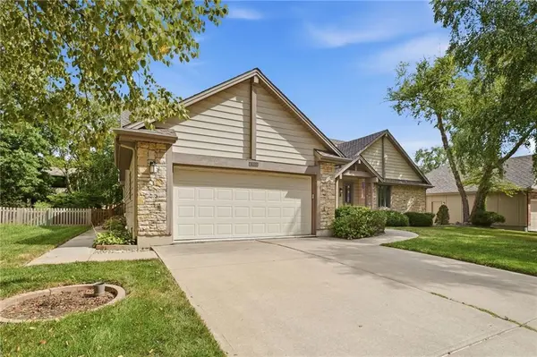 1633 NE Thames DR, Lee's Summit, MO 64086