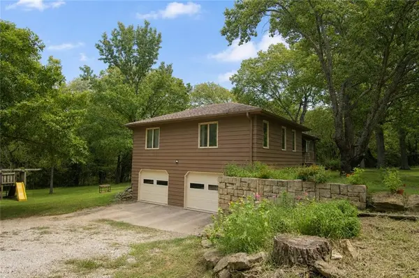 566 E 1000 RD, Baldwin City, KS 66006