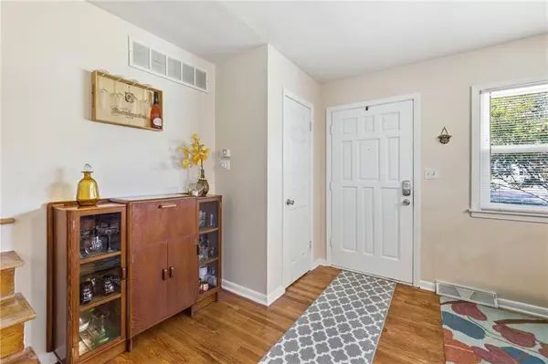 1607 NE 62nd TER, Gladstone, MO 64118