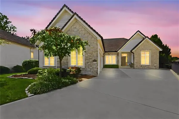 6605 Royal CT, Parkville, MO 64152