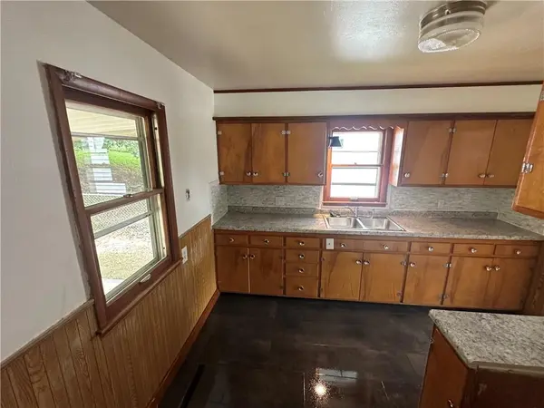 1906 S 22nd ST, St Joseph, MO 64507