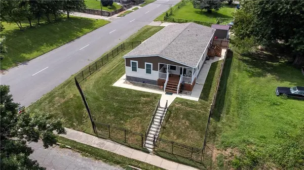120 S 17th ST, St Joseph, MO 64501
