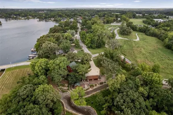 1 Anchor DR, Lake Tapawingo, MO 64015
