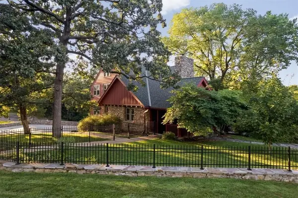 1 Anchor DR, Lake Tapawingo, MO 64015