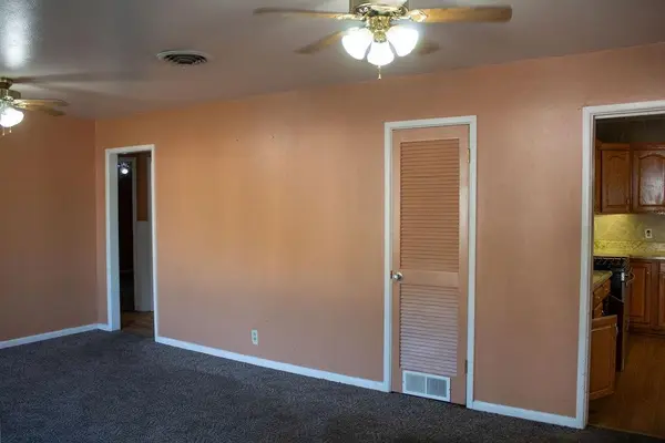 102 Warwick RD, Coffeyville, KS 67337