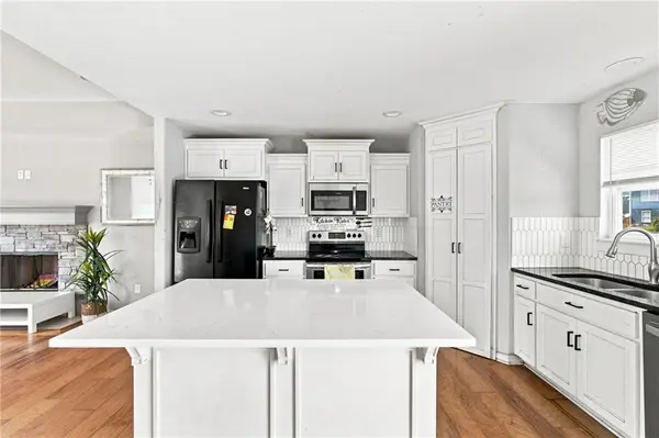 20124 W 221st ST, Spring Hill, KS 66083