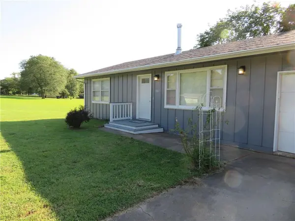8867 Hilltop RD, Ozawkie, KS 66070