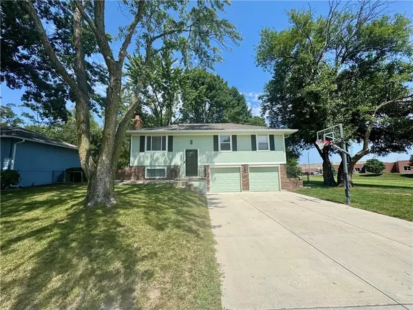 600 SW 35th TER, Lee's Summit, MO 64082
