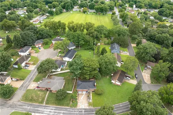 1806 Safari DR, St Joseph, MO 64506