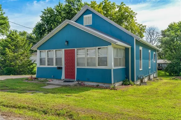214 N Center ST, Cameron, MO 64429