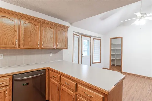908 SE 14th ST, Lee's Summit, MO 64081