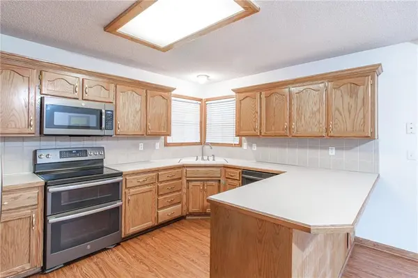 908 SE 14th ST, Lee's Summit, MO 64081