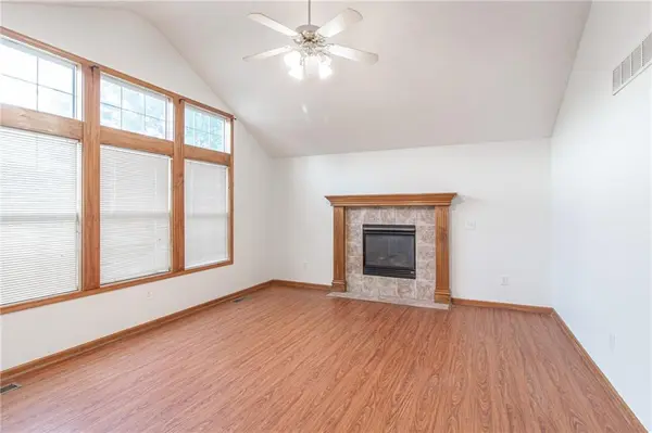 908 SE 14th ST, Lee's Summit, MO 64081