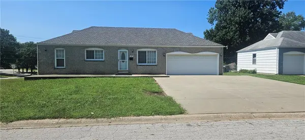 218 SW Opal DR, Lee's Summit, MO 64081