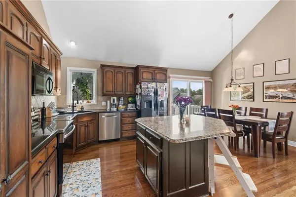 405 SW Gentry LN, Lee's Summit, MO 64081