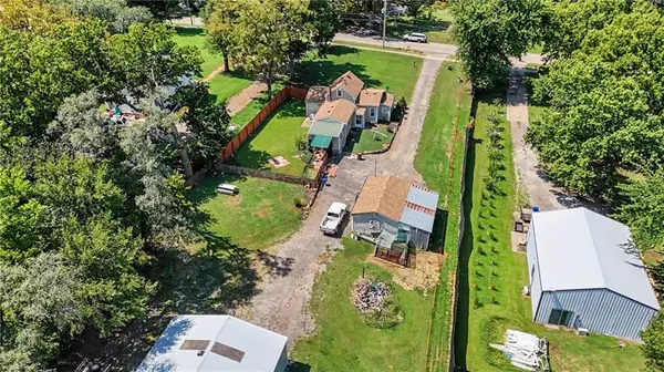 528 Whitfield ST, Lecompton, KS 66050