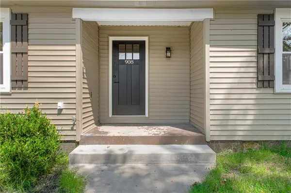 908 NE 44th ST, Kansas City, MO 64116