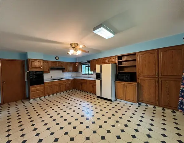 1609 Green Valley RD, St Joseph, MO 64505