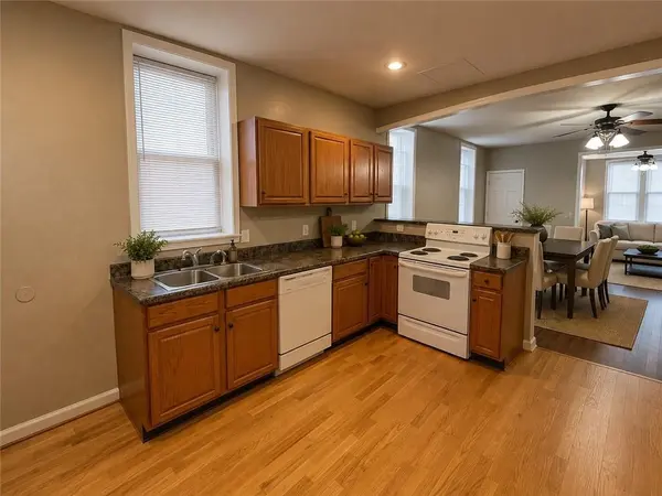 1216 N 11th ST, St Joseph, MO 64501