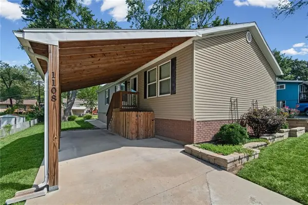 1108 NE 52nd TER, Kansas City, MO 64118
