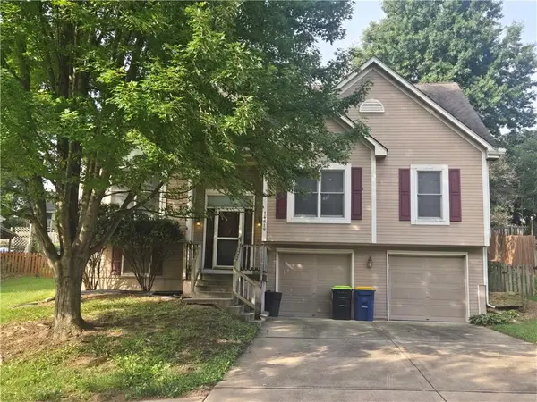 14614 Killarney LN, Smithville, MO 64089