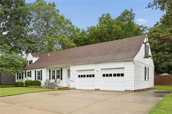 8236 Santa Fe DR, Overland Park, KS 66204