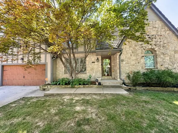 7716 Acuff LN, Lenexa, KS 66216
