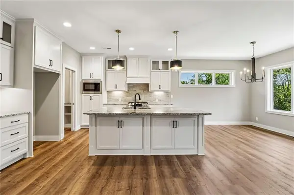 12215 S Eagle Crest DR, Lee's Summit, MO 64086