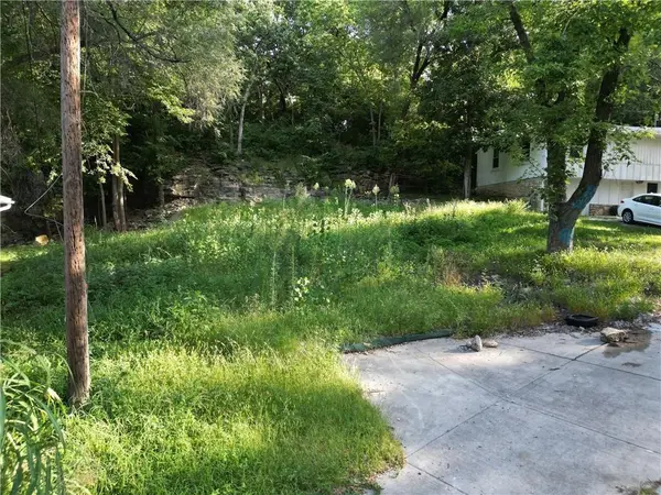 1016 Suntree PL, Kansas City, KS 66103