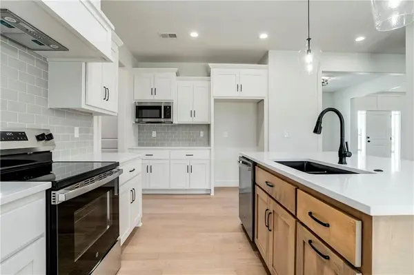 19007 W 170th TER, Olathe, KS 66062