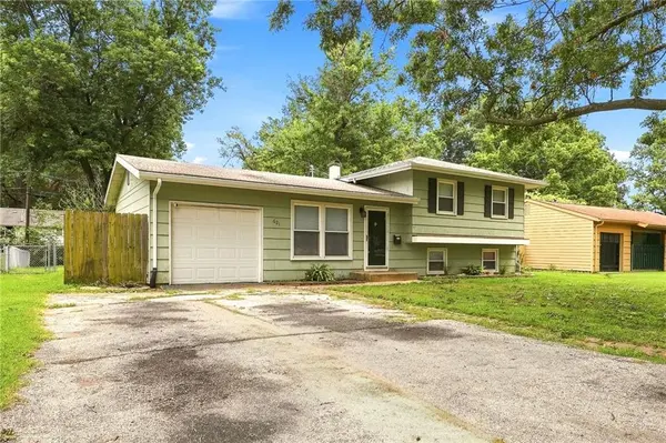 621 NW Fair LN, Lee's Summit, MO 64063
