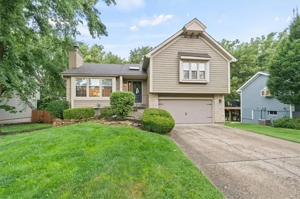 9410 Greenway LN, Lenexa, KS 66215