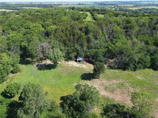 5781 Cecil DR, Ozawkie, KS 66070