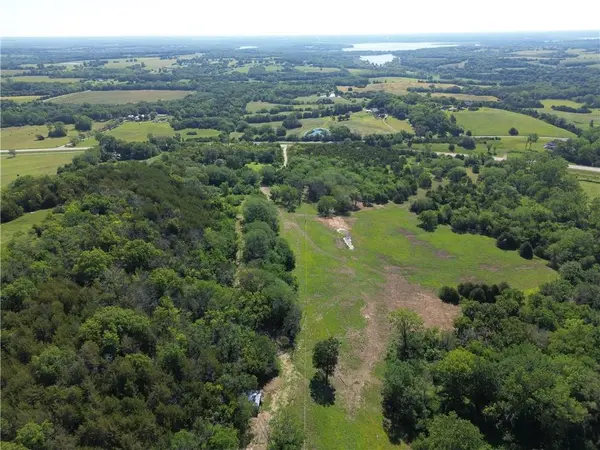 5781 Cecil DR, Ozawkie, KS 66070