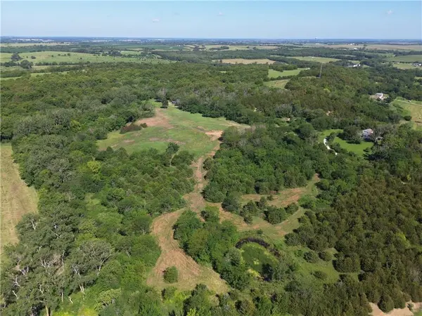 5781 Cecil DR, Ozawkie, KS 66070