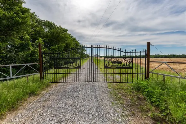 27699 S Hoch RD, Osage City, KS 66523