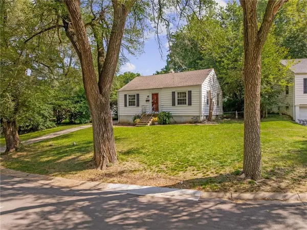 8605 Summit ST, Kansas City, MO 64114