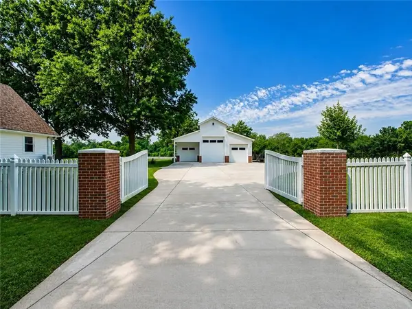 3318 S Bellechase DR, Grain Valley, MO 64029