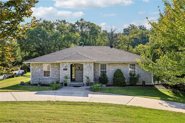 919 Shawnee ST, Tonganoxie, KS 66086