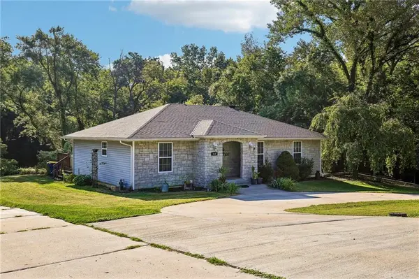 919 Shawnee ST, Tonganoxie, KS 66086